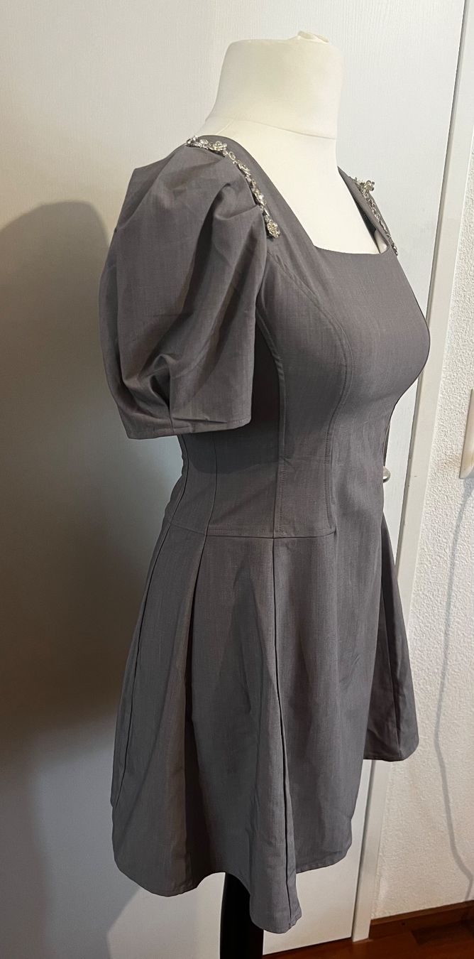 Kleider: Grey dress with gems – Neu und originalverpackt aus Zug von mkurganskaya 2