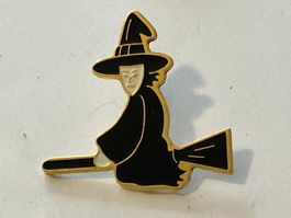 1 Pin Hexe auf Besen