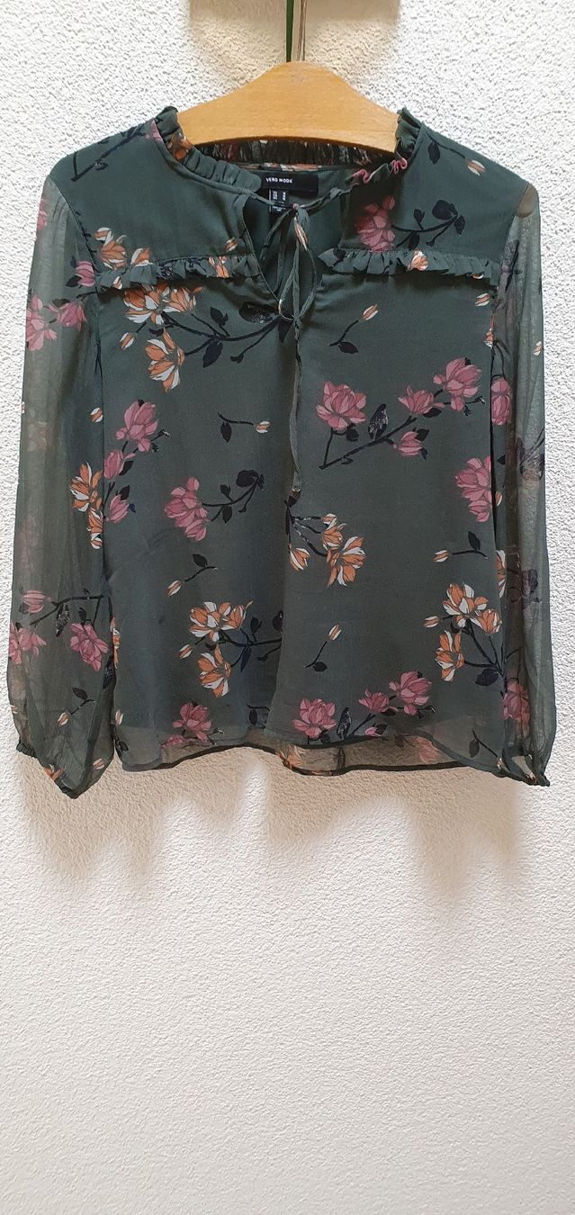 Vero Moda Camicette: Bluse im Frühlings-Look mit Blumenmuster, Gr. M – Usato da Auw venduto da Rosiluci11