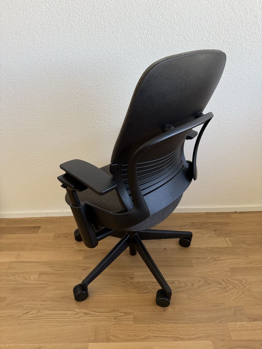 Steelcase Stühle: Steelcase Leap V2 Anthrazit – Gebraucht aus Zürich von snipes31 1