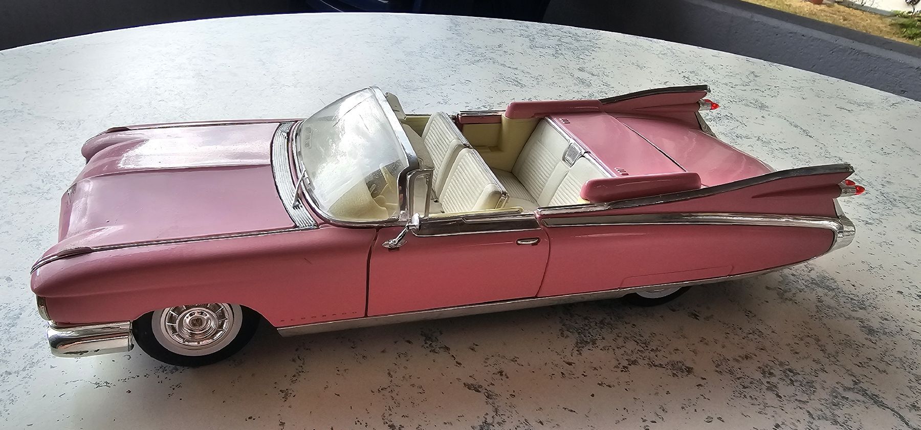 Cadillac Modellini d'auto: Cadillac Modell 1/18 Majsto rosa – Usato da Wädenswil venduto da task42 3