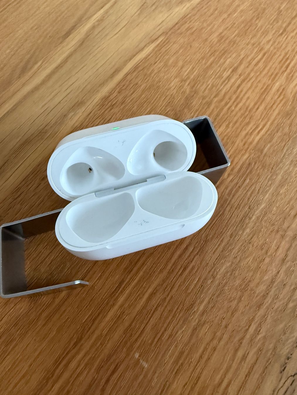 Apple Cuffie: APPLE AirPods 4 Charging Case – Usato da Lausanne venduto da Nine1982 2