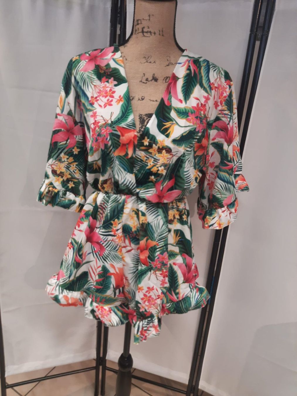 Tute: Jumpsuit Blumenmuster Grösse M neu mit Etikett – Usato da Emmetten venduto da SecondhandSiska