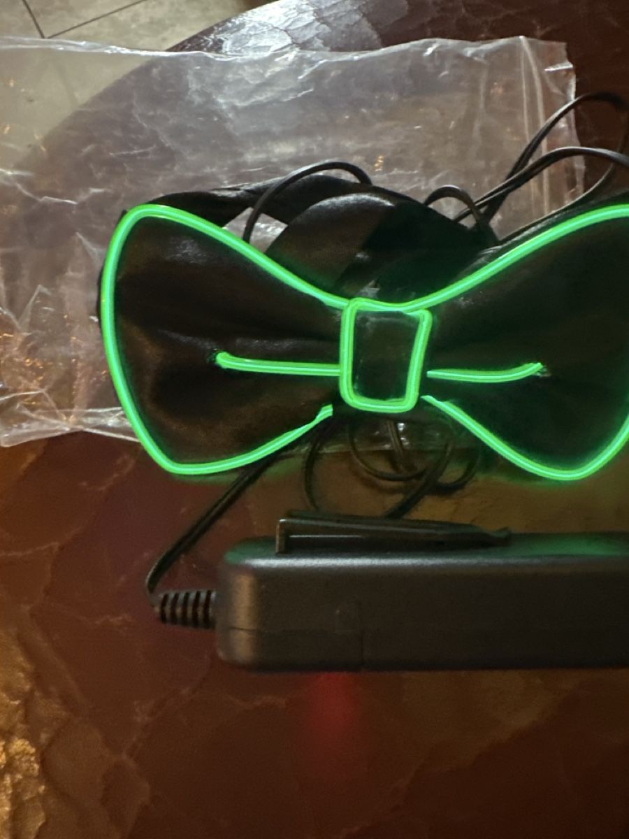 Lampade: Coole LED Fliege mit Leuchteffekt - der Hingucker! – Nuovo (secondo la descrizione) da Gersau venduto da Second-Hand-Shop 1