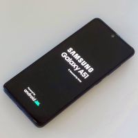 Samsung Galaxy A51, schwarz mit Hülle (Modell SM-A515F/DSN)