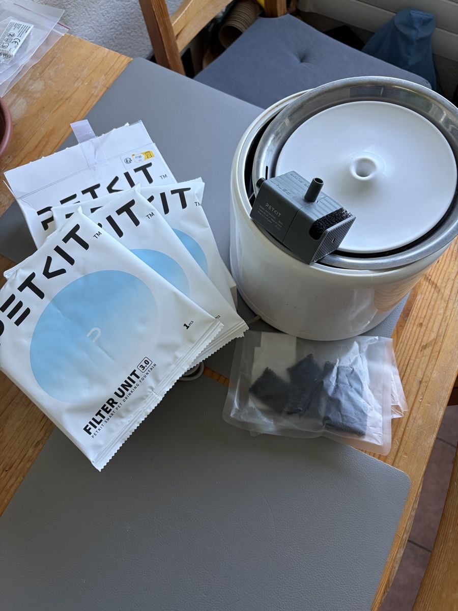 Stagni & Fontane ornamentali: PetKit Trinkbrunnen, inkl.Ersatzfilter für Katze oder  Hund – Usato da Fribourg venduto da leamster