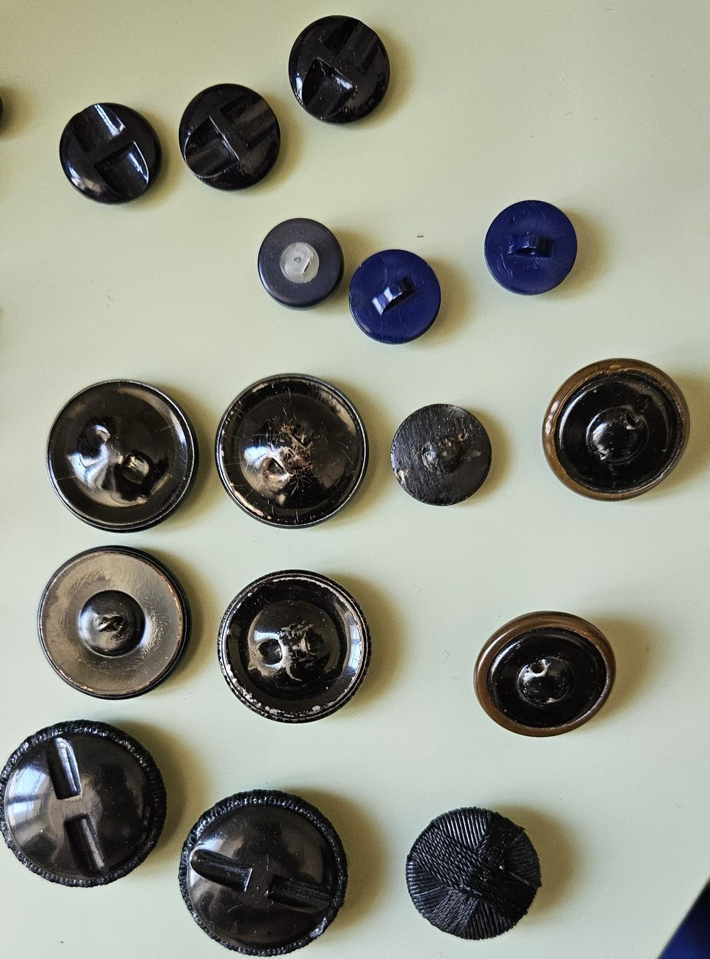 Bottoni: lot 16 boutons anciens – Usato da Carouge GE venduto da Lea000 4