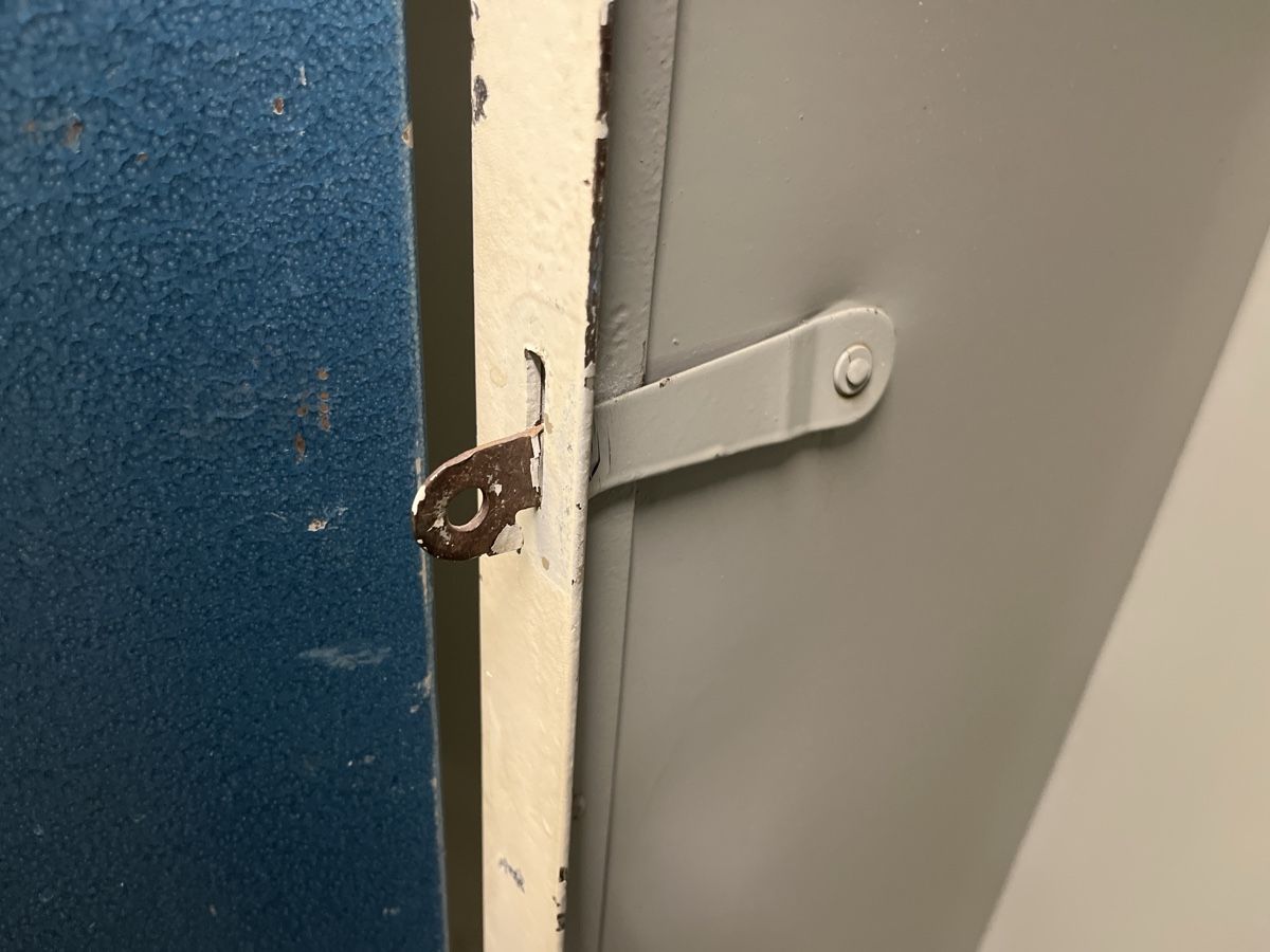 Porte manteau: Antiker Blech Spind genietet – Défectueux à Niederurnen par gebrauchtbrauchbar 6