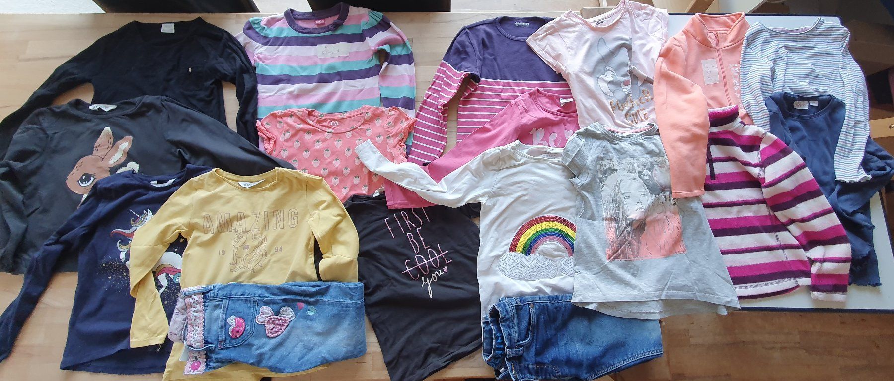 Lotti & Set di vestiti: Sehr grosses Kleiderpaket Mädchen Grösse 128 – Usato da Ebmatingen venduto da zeitlos-gesund.ch 3