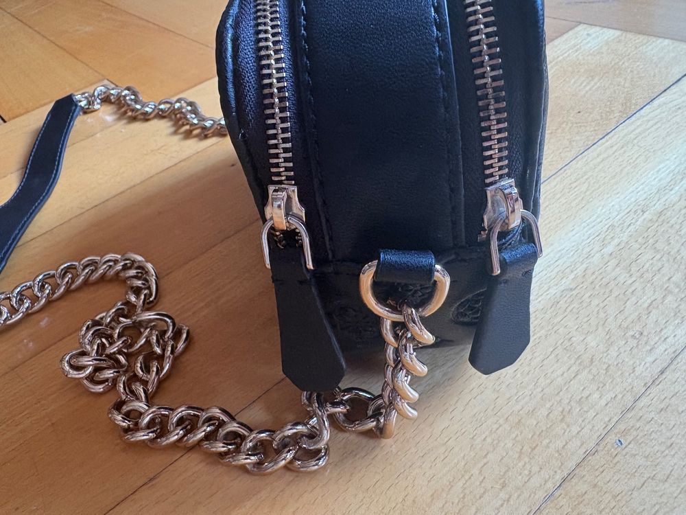 👜 Guess Schultertasche mit goldener Kette – Schwarz (Neu (gemäss