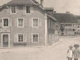LA BRÉVINE: passage en village animée ~1910