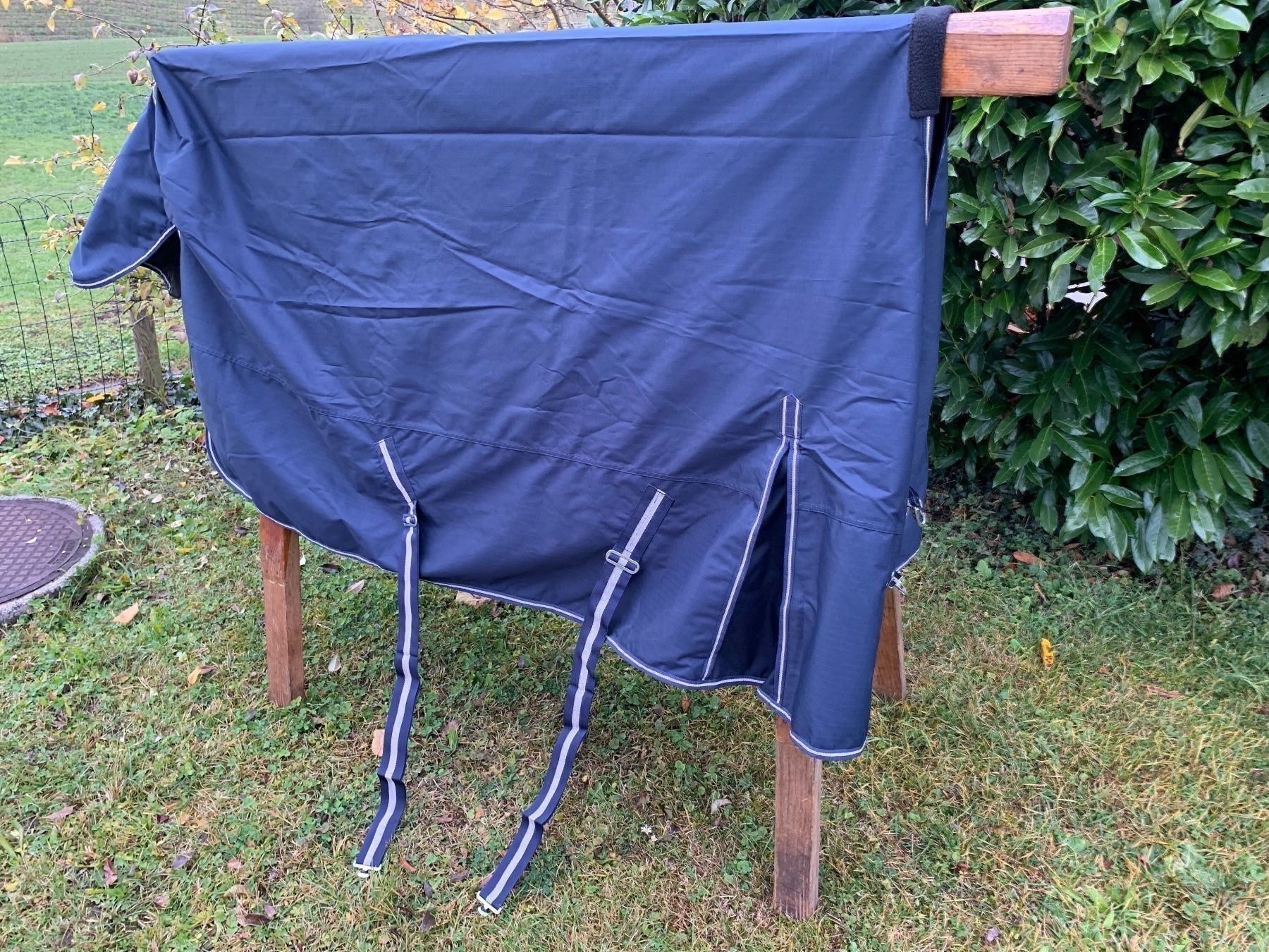 Carrozze: schöne dunkelblaue Weidedecke – Usato da Feldbach venduto da Olive1 2
