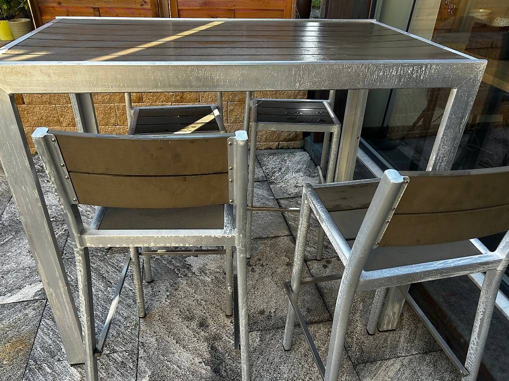 Set di tavolo e panche: A vendre ensemble table et chaises – Usato da Essertines-sur-Rolle venduto da jp89