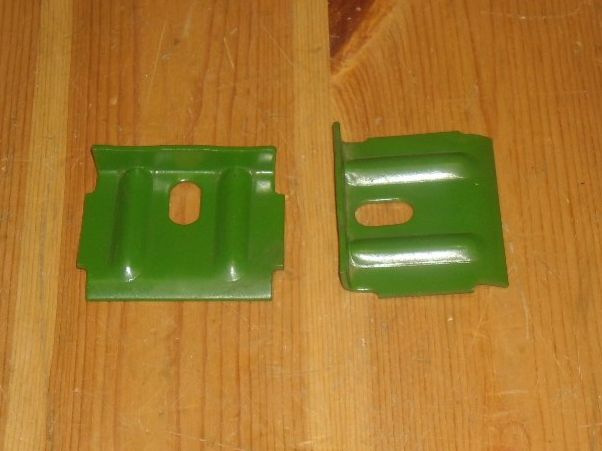 Autres pour métaux et serrurerie: 2 Stk. Batterie - Halterung zu John Deere – Neuf (Voir description) à Büren SO par omsa 1