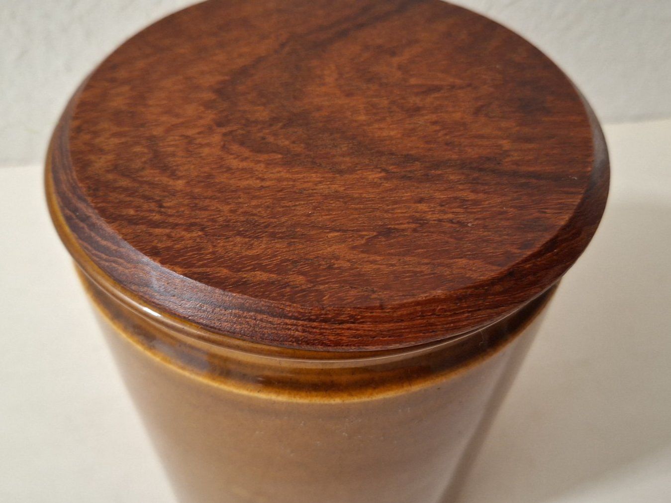 Altro in Decorazioni & Accessori: Schlichte Vintage Keramikdose mit Holzdeckel – Usato da Arlesheim venduto da shopradl 5