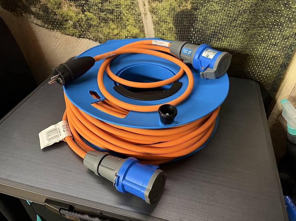 Cavi: 25M CEE Kabel, inkl. Schukoadapter + Aufroller NEU – Usato da Bülach venduto da CAMPTIVITY