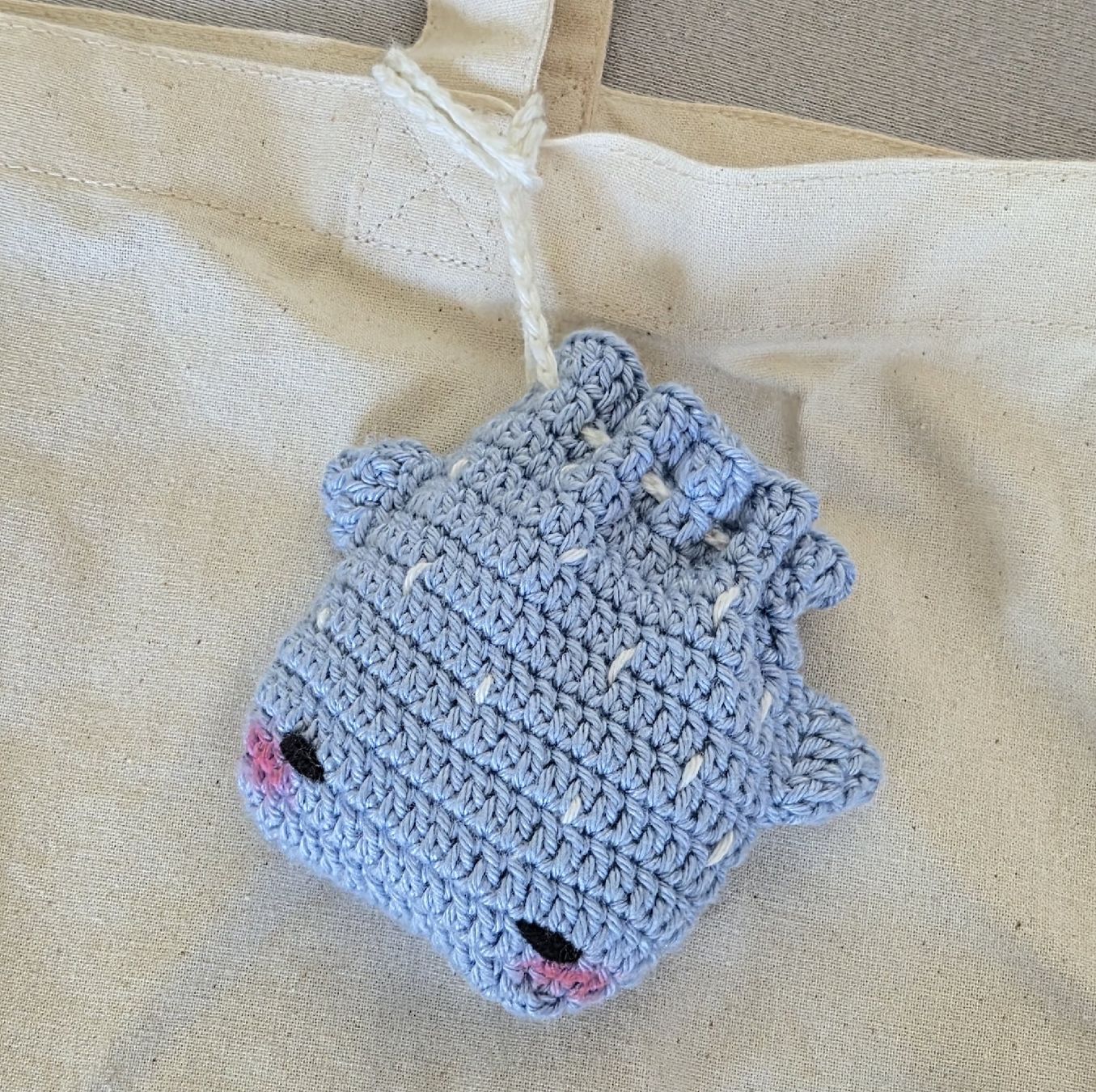 Borse: Pochette étui requin bleu crochetée à la main – Nuovo e nell'imballaggio originale da Plan-les-Ouates venduto da Aoimis_333 3