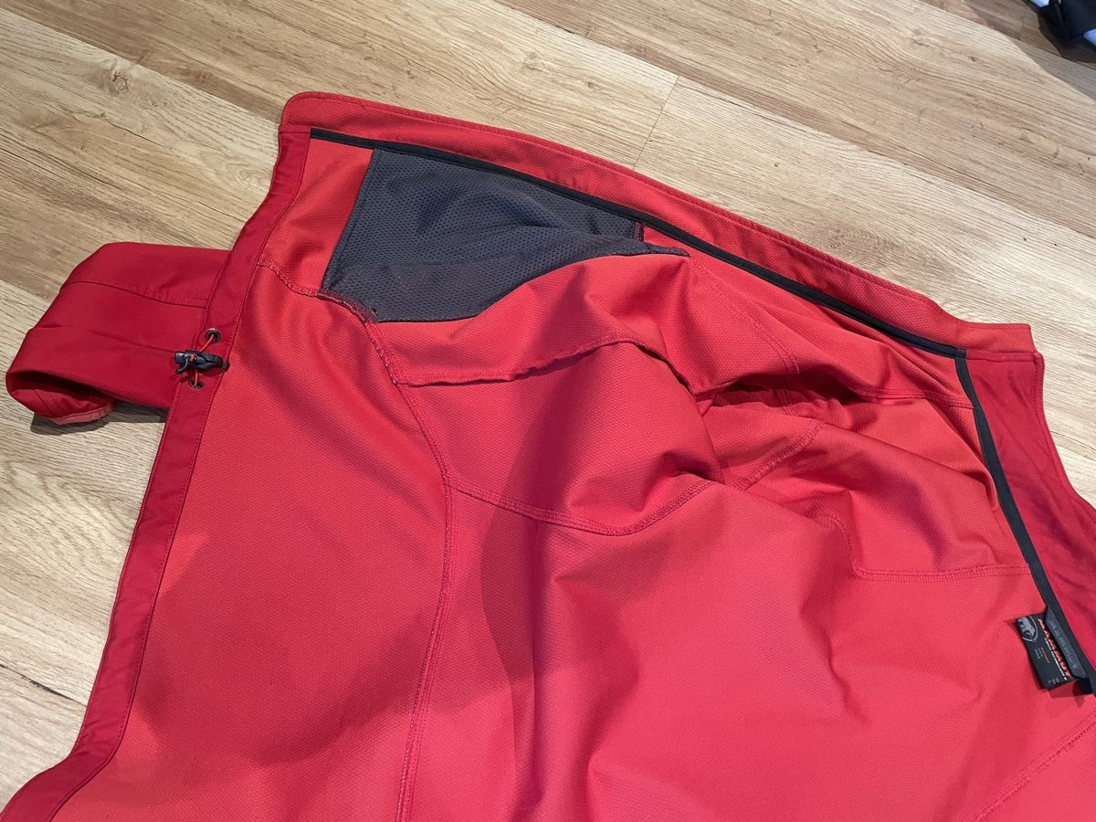 Mammut Jacken: Mammut soft shell Jacke rot – Defekt aus Walenstadt von  6