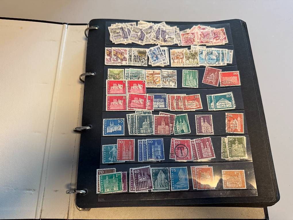 Tutti i francobolli: Album mit Briefmarken Schweiz – Usato da Basel venduto da Chregu07