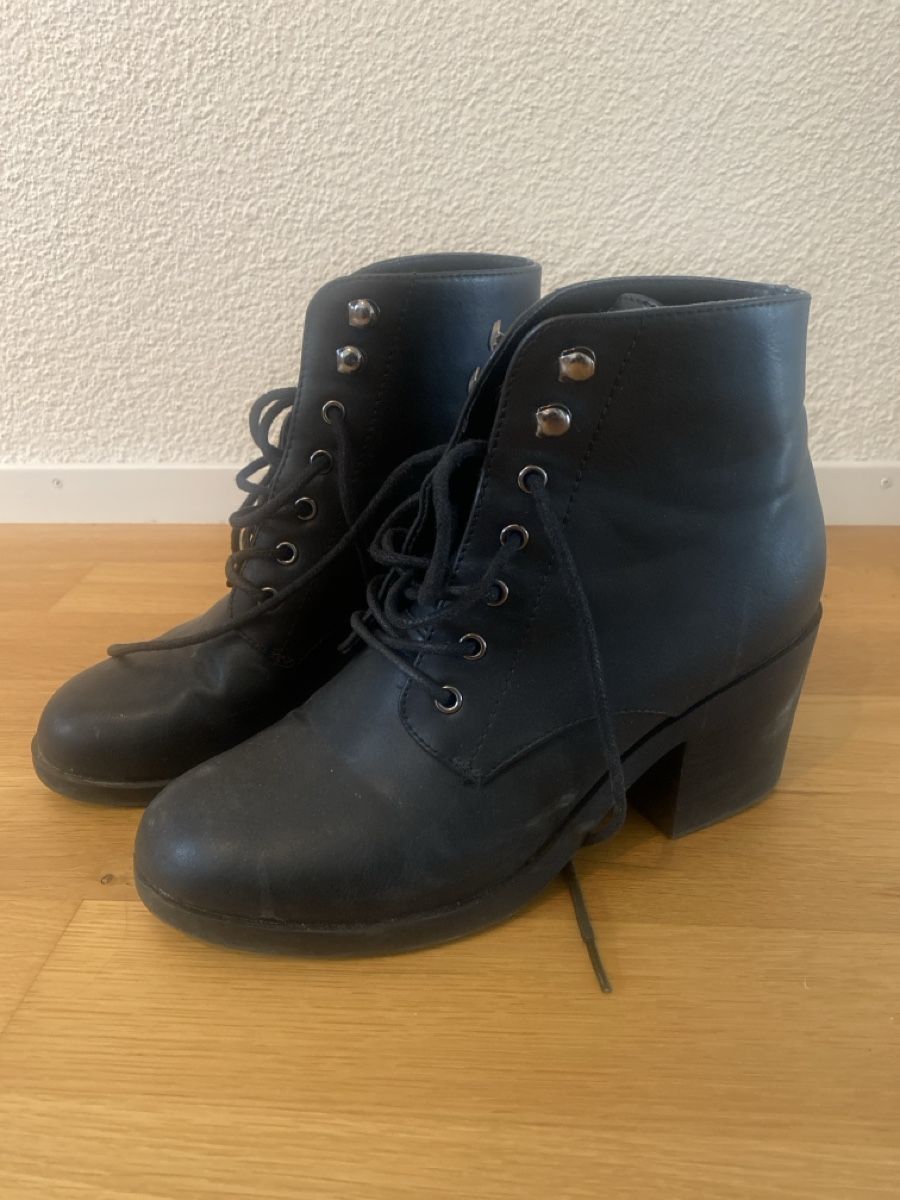 Scarpe da donna: Schwarze Stiefeletten mit Absatz, Grösse 39 – Usato da Birmenstorf AG venduto da Midget0 1