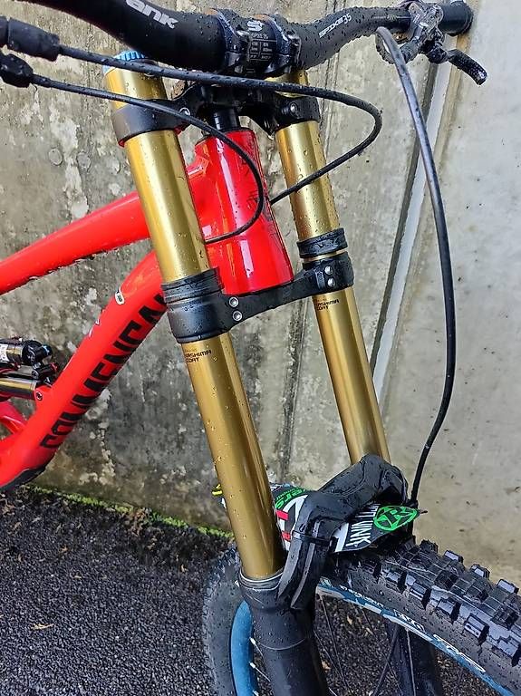 Vélos: Commencal Supreme DH V4 27.5"  – D'occasion à Steffisburg par Jaeeeel 1