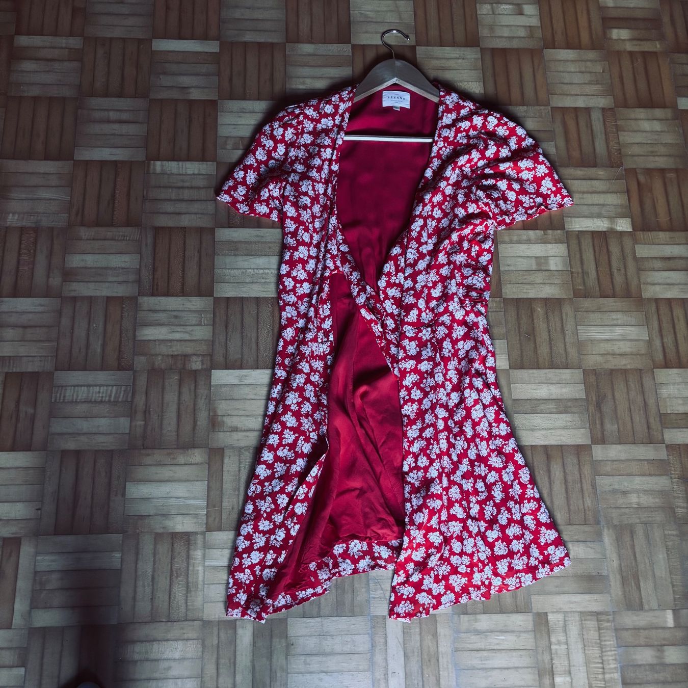 Sezane Vestiti: Sézane Robe courte rouge fleuri 36 NEUVE! – Nuovo (secondo la descrizione) da Lajoux JU venduto da plise 5