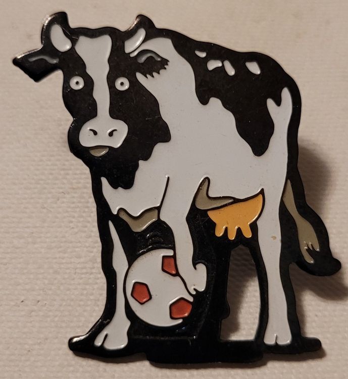 Pin Kuh mit Fussball schwarz weiss (Gebraucht) in Rorschach für CHF 1.5 ...
