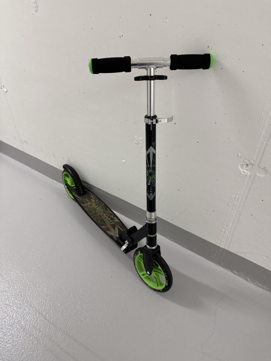 Kickboard: Klappbarer Kinderroller schwarz grün – Usato da Luzern venduto da Cristian78 1