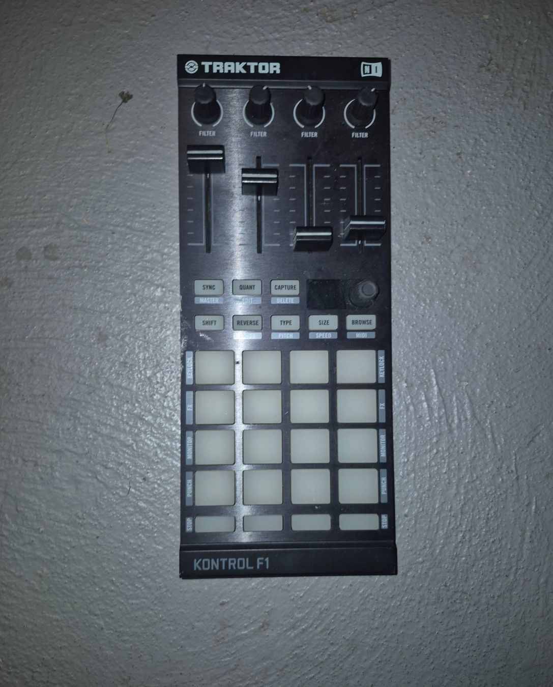 Native Instruments Console di mixaggio: Diverse Native Instruments Controller – Usato da Trin Mulin venduto da stegis 4