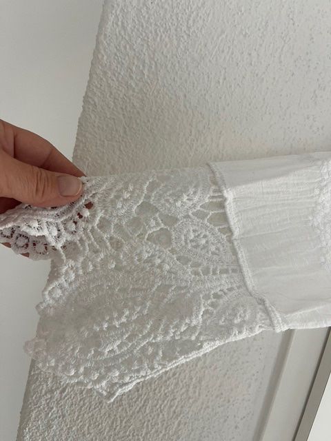 Blusen: Bluse weiss mit Spitzen one size – Gebraucht aus Aesch ZH von niro007 1