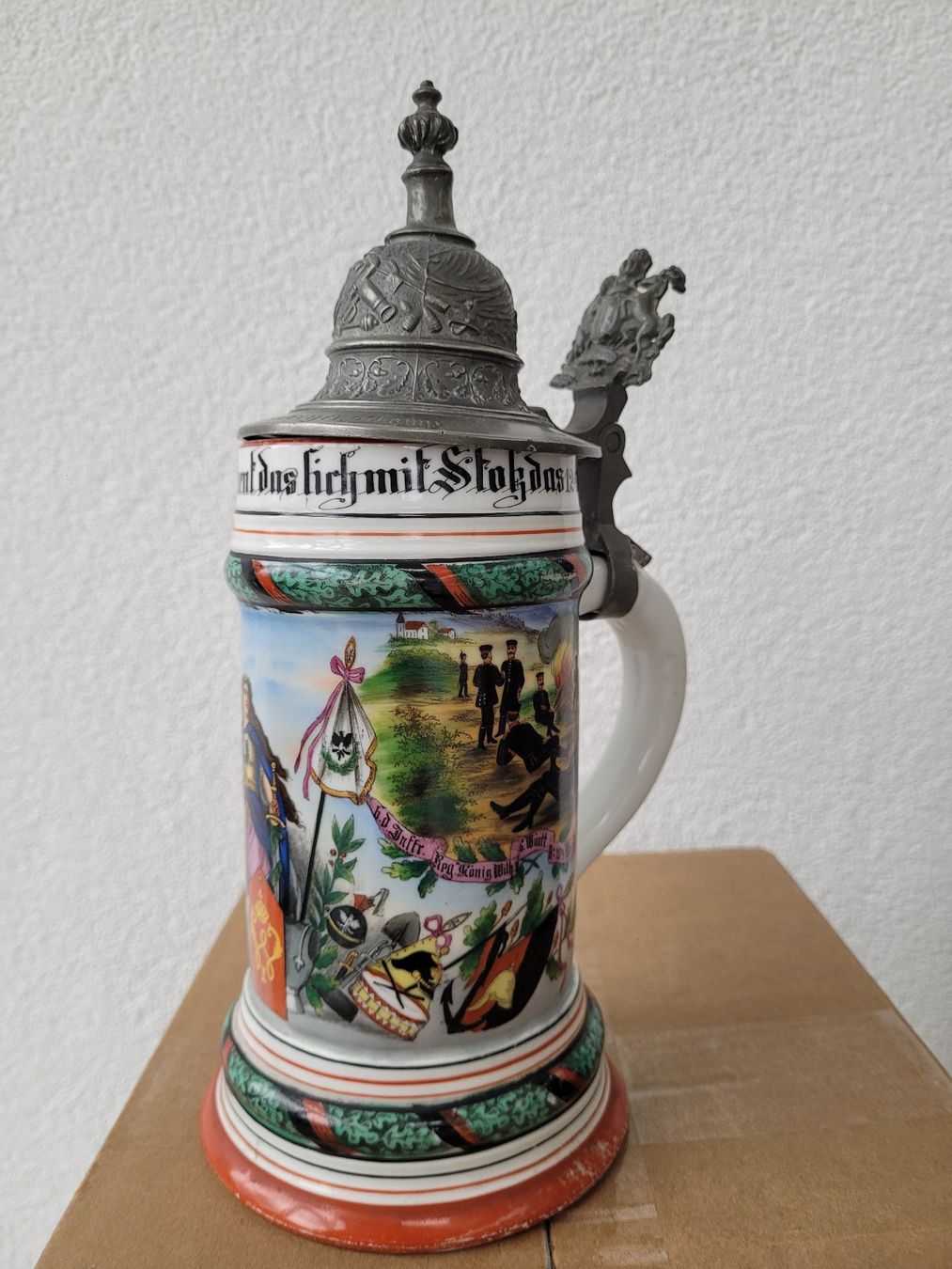 Bicchieri: Antiker Bierkrug mit Zinndeckel/ Regimentskrug. – Usato da Hagendorn venduto da hagendorna 1