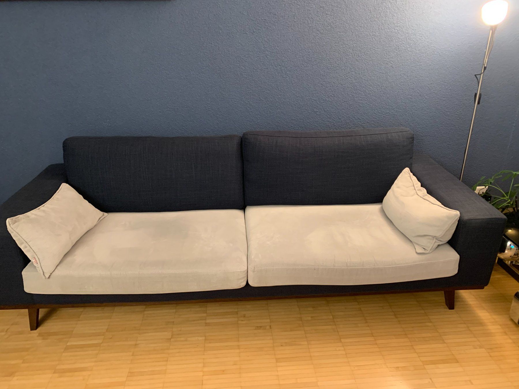 Divani: 2x Sofa dunkelblau mit hellen Sitzpolstern gebraucht ab 1.- – Usato da Daellikon venduto da wieneu 1