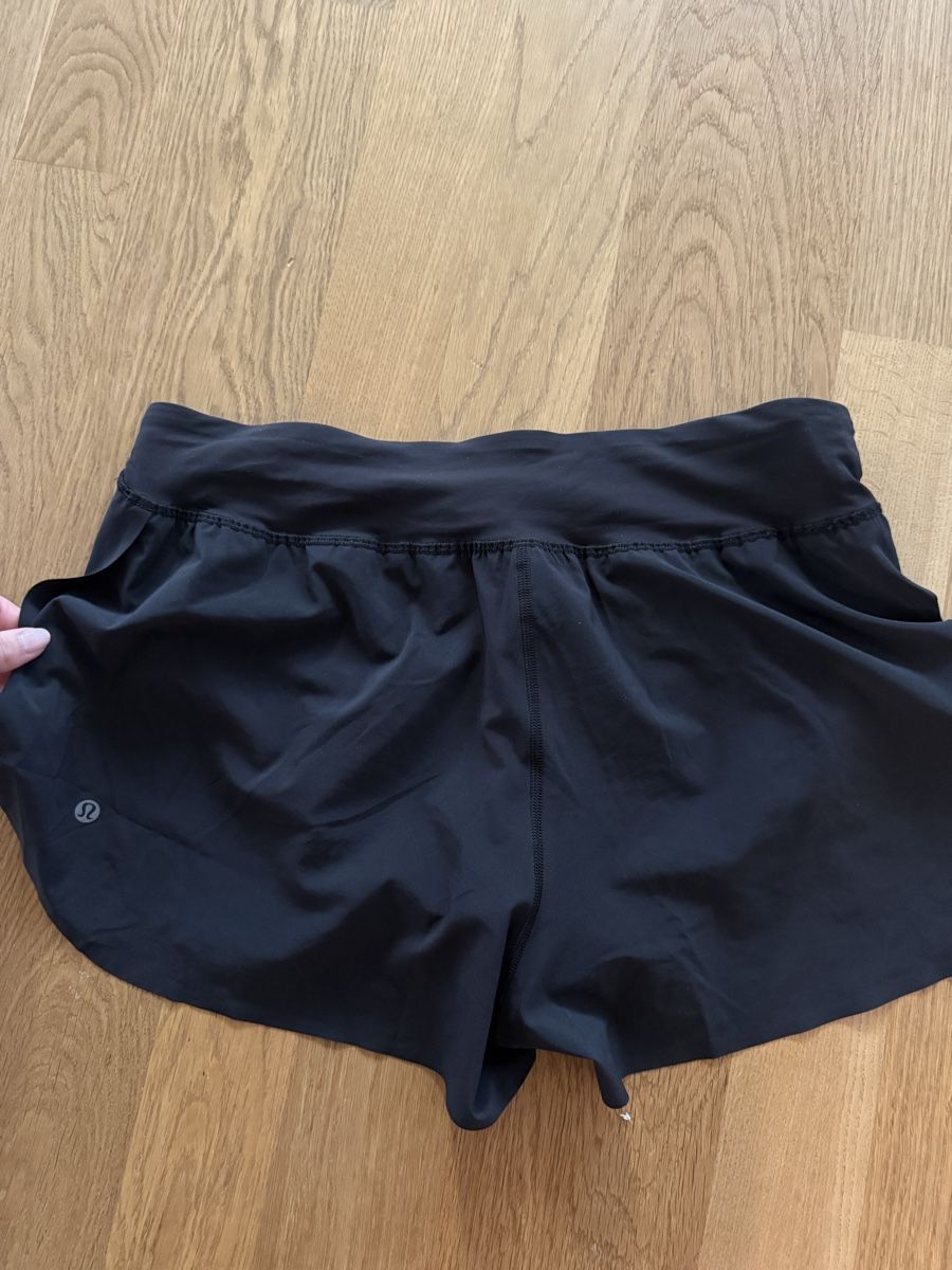 Lululemon Pantaloni: Lululemon Shorts  – Nuovo (secondo la descrizione) da Luzern venduto da Itsclaire 2