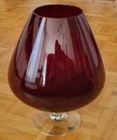 Riesiger roter Glas-Cognacschwenker