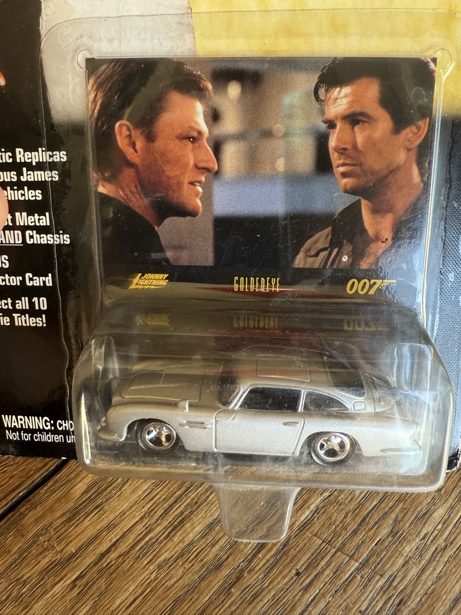 Johnny Lightning Modellini d'auto: Aston Martin DB5 vintage 1998 replica James Bond goldeneye – Nuovo e nell'imballaggio originale da Genève venduto da math_cedra 1