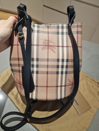 Wunderschöne Burberry Beuteltasche
