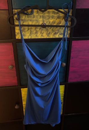 Sommerliches, blaues Minikleid mit Neckholder, Grösse S