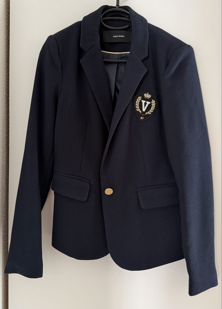 Vero Moda Giacche: Blazer Vero Moda dunkelblau mit Emblem Grösse 36 – Usato da Niederhasli venduto da R__A