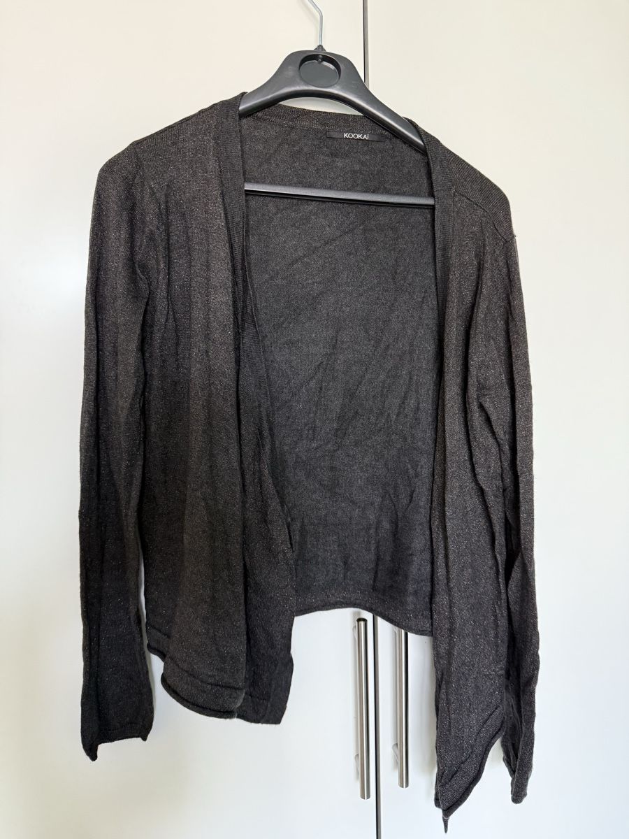 Kookai Jacken: Kookai Strickjacke, anthrazit glänzend Grösse 3, Herbst-Look – Gebraucht aus Olten von smashbox