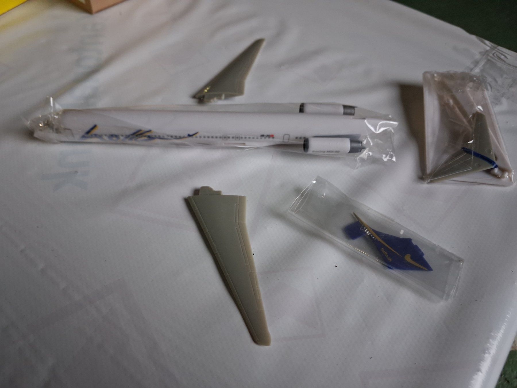 McDonnell Douglas Modellbausätze & Standmodelle: Hello MD-90 Flugzeugmodell, Skala 1:200, Neuwertig – Neu und originalverpackt aus Derendingen von Nellino01 1
