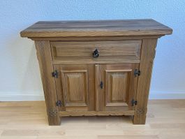 Holzkommode im Landhausstil
