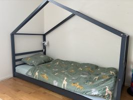 Hausbett mit Matratze