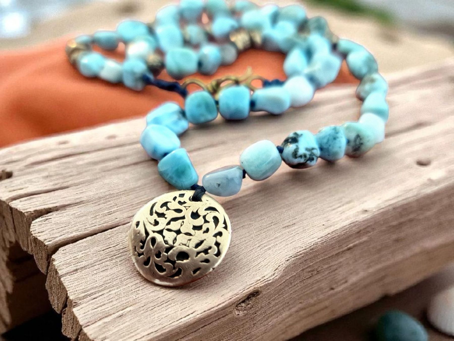 Catenine: Kette Larimar, geknöpft, mit handgemachten Bronze-Elementen – Nuovo e nell'imballaggio originale da Aarau venduto da Schmuckhoehle_MD 1