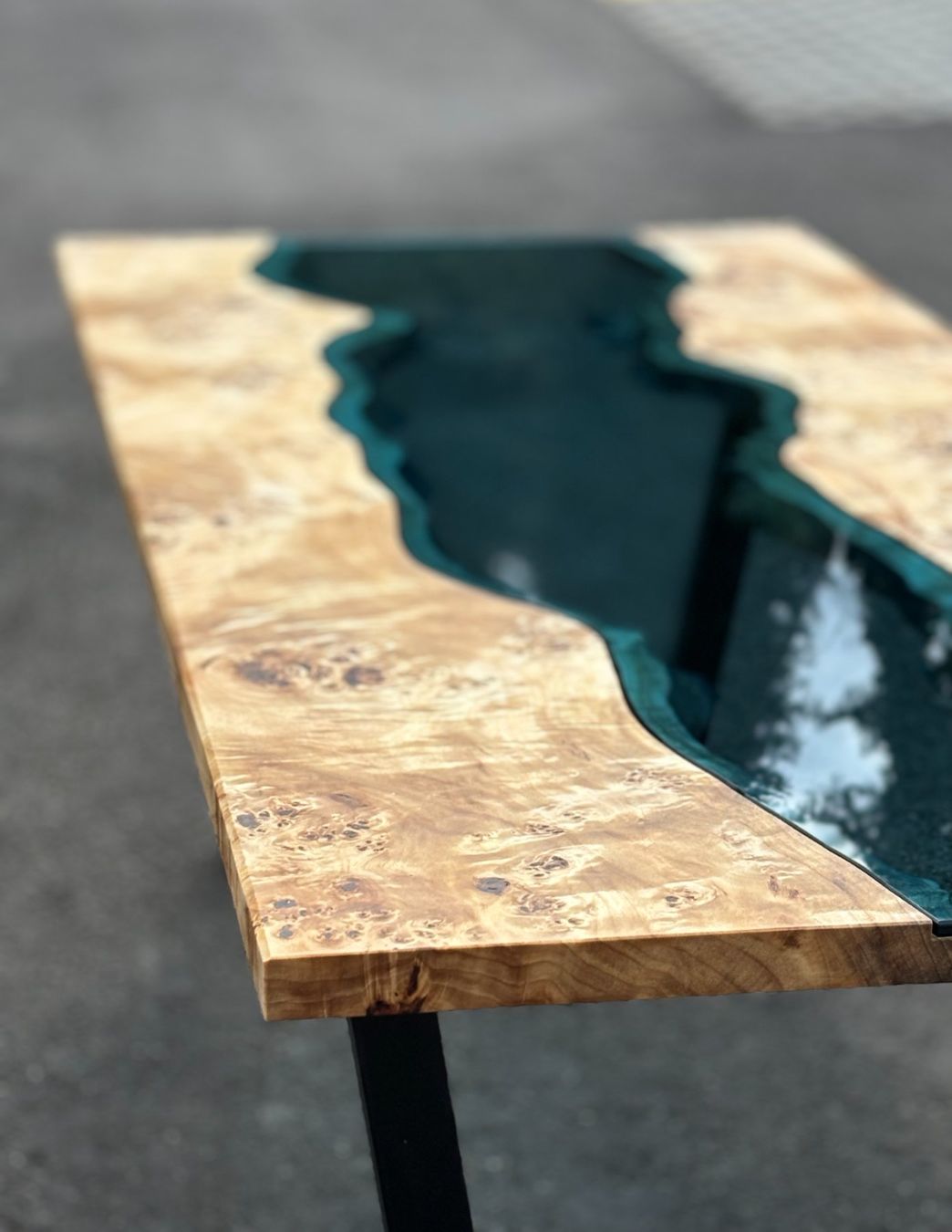 Tavoli: Einzigartiger Designer-Tisch mit Glasfluss – Usato da Winterthur venduto da Wintiholz 1