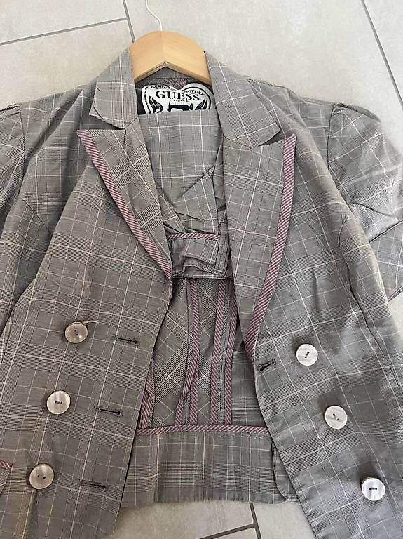 Lotti di vestiti: Blazer & shorts Guess – Usato da Bulle venduto da Preteni 2