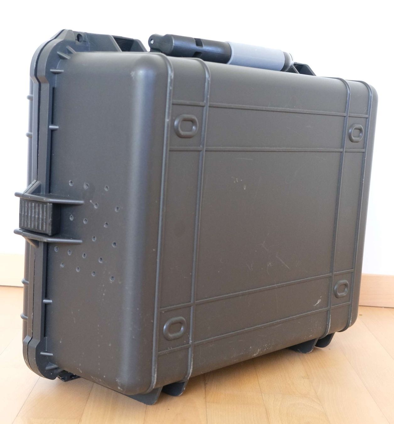 Valigie: Robuster Outdoor-Koffer aus Kunststoff – Usato da Stäfa venduto da cka_5r5z 5