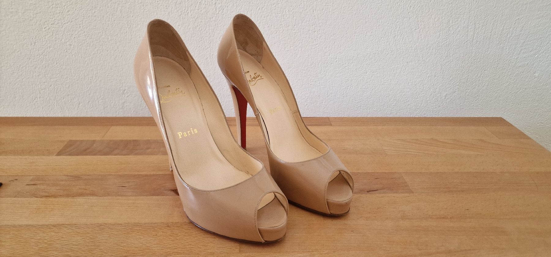 Christian Louboutin Scarpe da donna: Christian Louboutin beige Gr. 38.5 – Nuovo (secondo la descrizione) da Mollis venduto da PilatusStern
