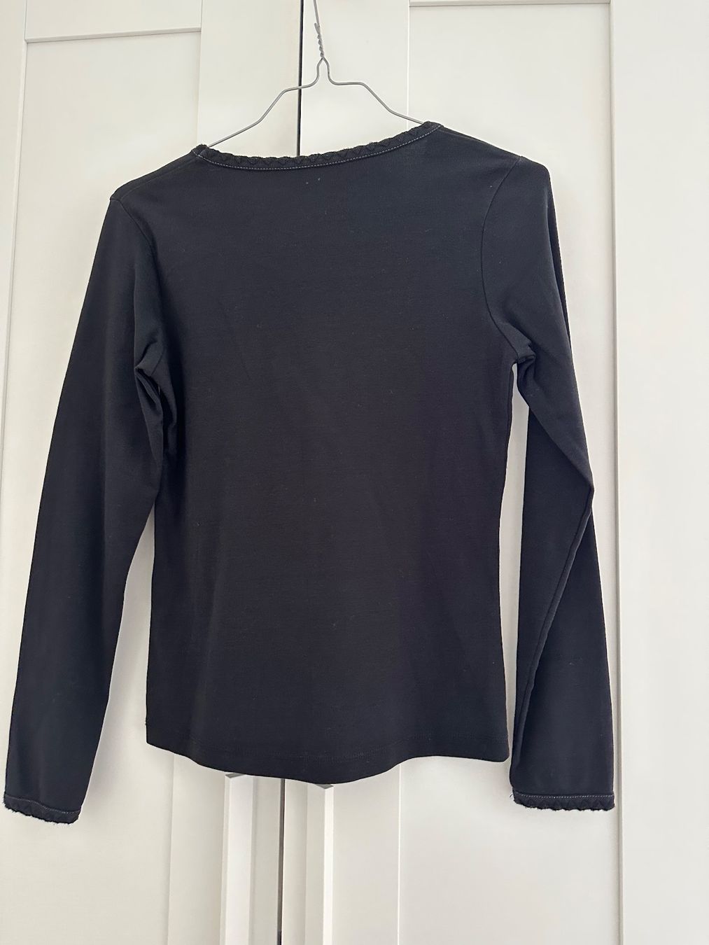 T-shirts: Schwarzes Oberteil 36 mit Strasssteinen – D'occasion à Rothenburg par wer_g9fd 6