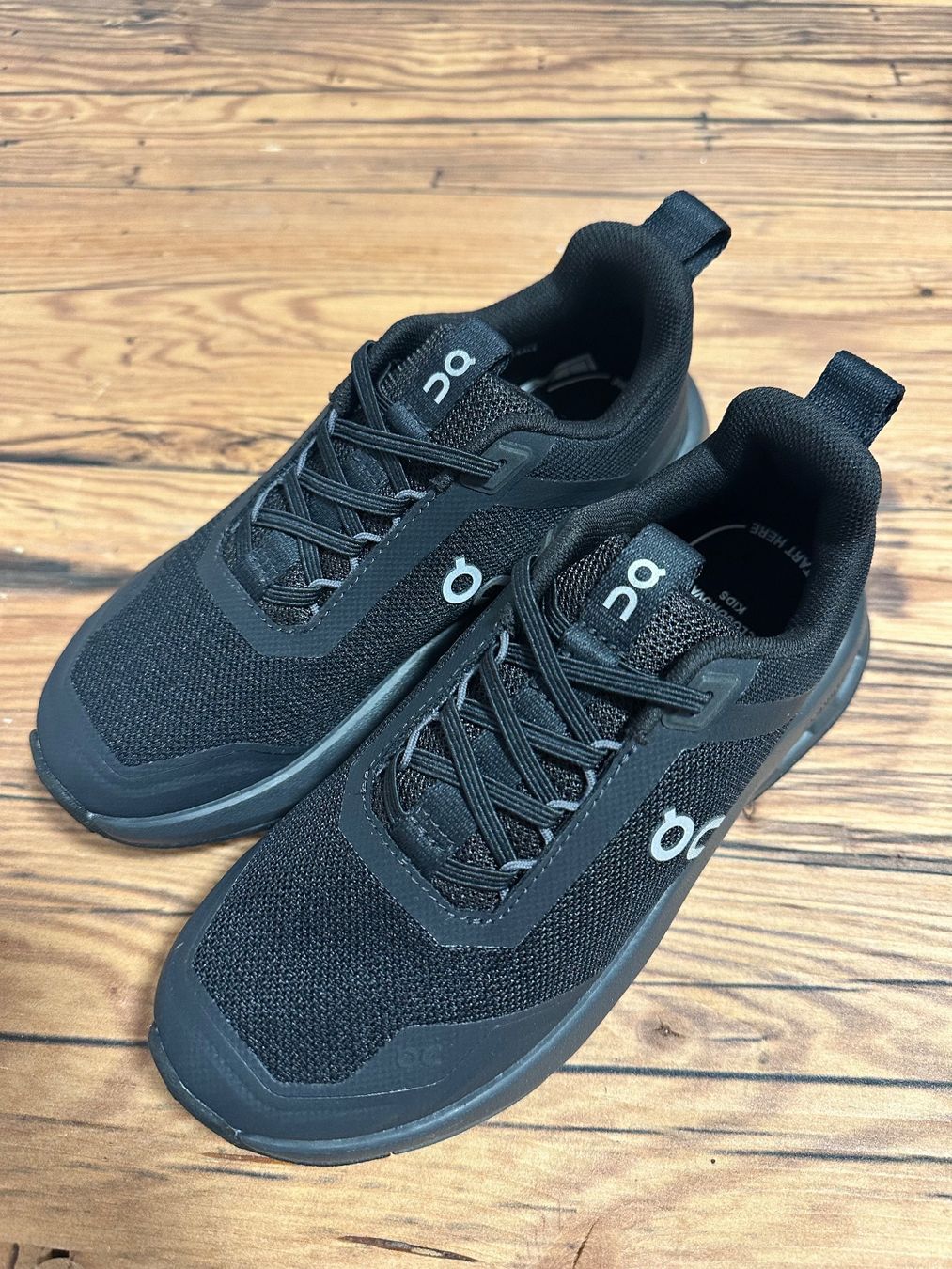 On Scarpe per ragazzi: On Cloudnova Kids schwarz Gr. 31,5 neu – Nuovo (secondo la descrizione) da Scuol venduto da onf_rlc6 2