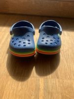 Coole Crocs Gr. 5, blau, Regenbogen Sohle, top Zustand